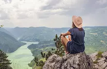 Mujer mirando horizonte