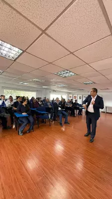 Abrazos que unen, compromiso que inspira.